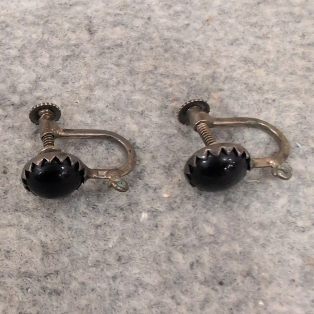 Vintage Silver Black Cabochon Sawtooth Bezel Screw Back Earrings Retro Jewelry - Picture 1 of 3